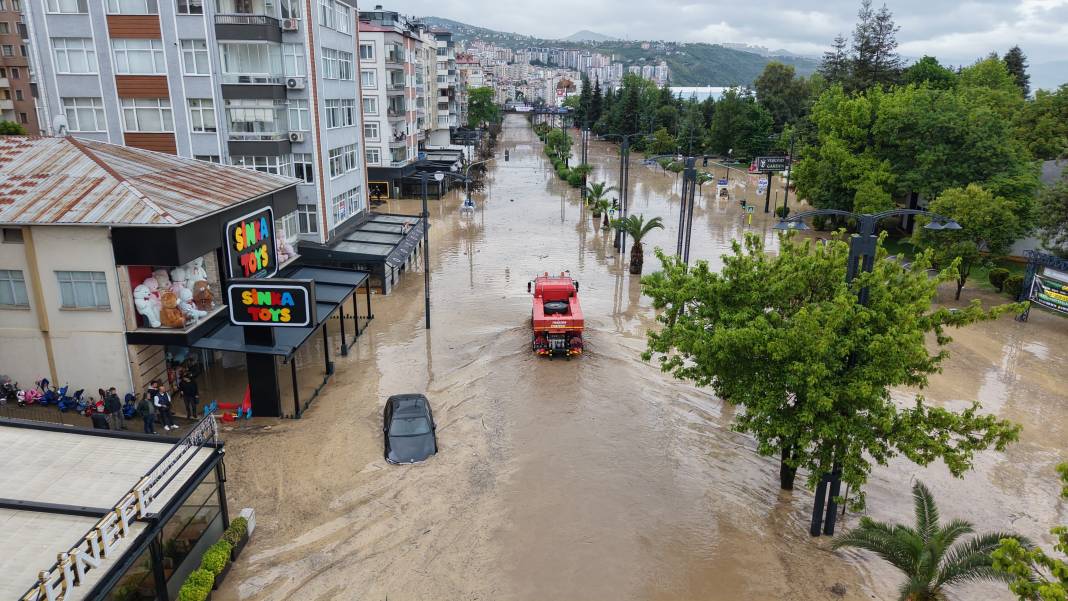 Sel suları Trabzon’u vurdu! Toklu deresi taştı, eski devlet sahil yolu Venedik’e döndü 19